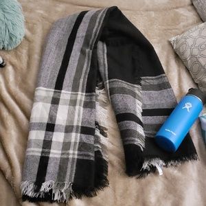 B2G1 FREE! NWT Pink/Gray or Black/Gray Scarfs